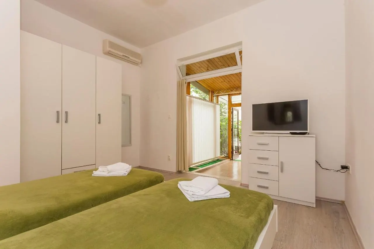 Apartment Comfortable Modern Studio With Shaded Patio Split