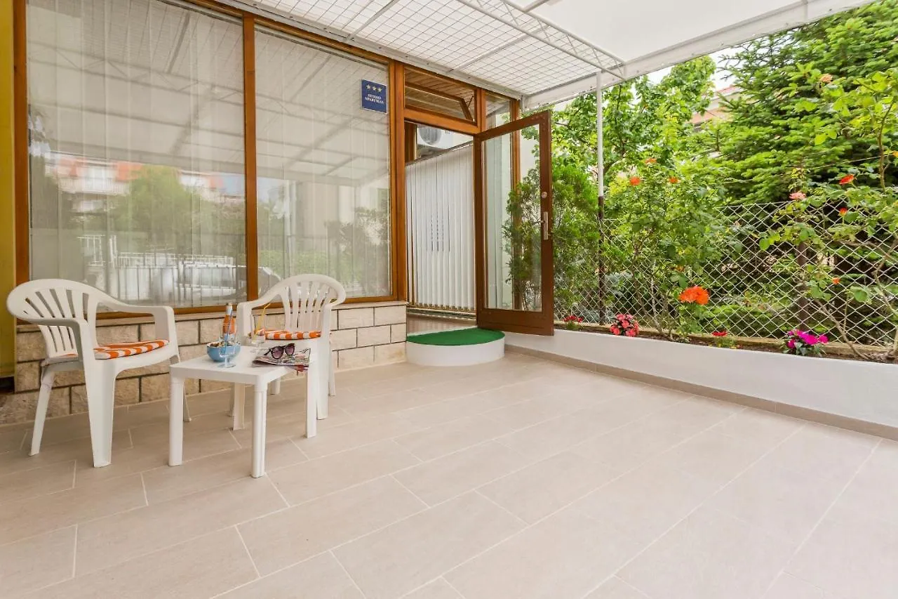 Comfortable Modern Studio With Shaded Patio Split Croatia