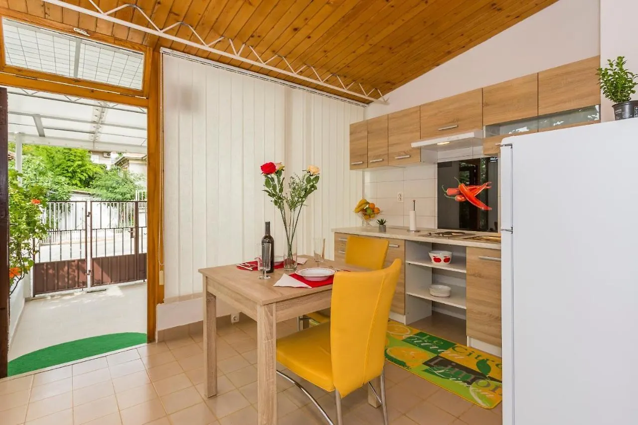 Apartment Comfortable Modern Studio With Shaded Patio Split Croatia