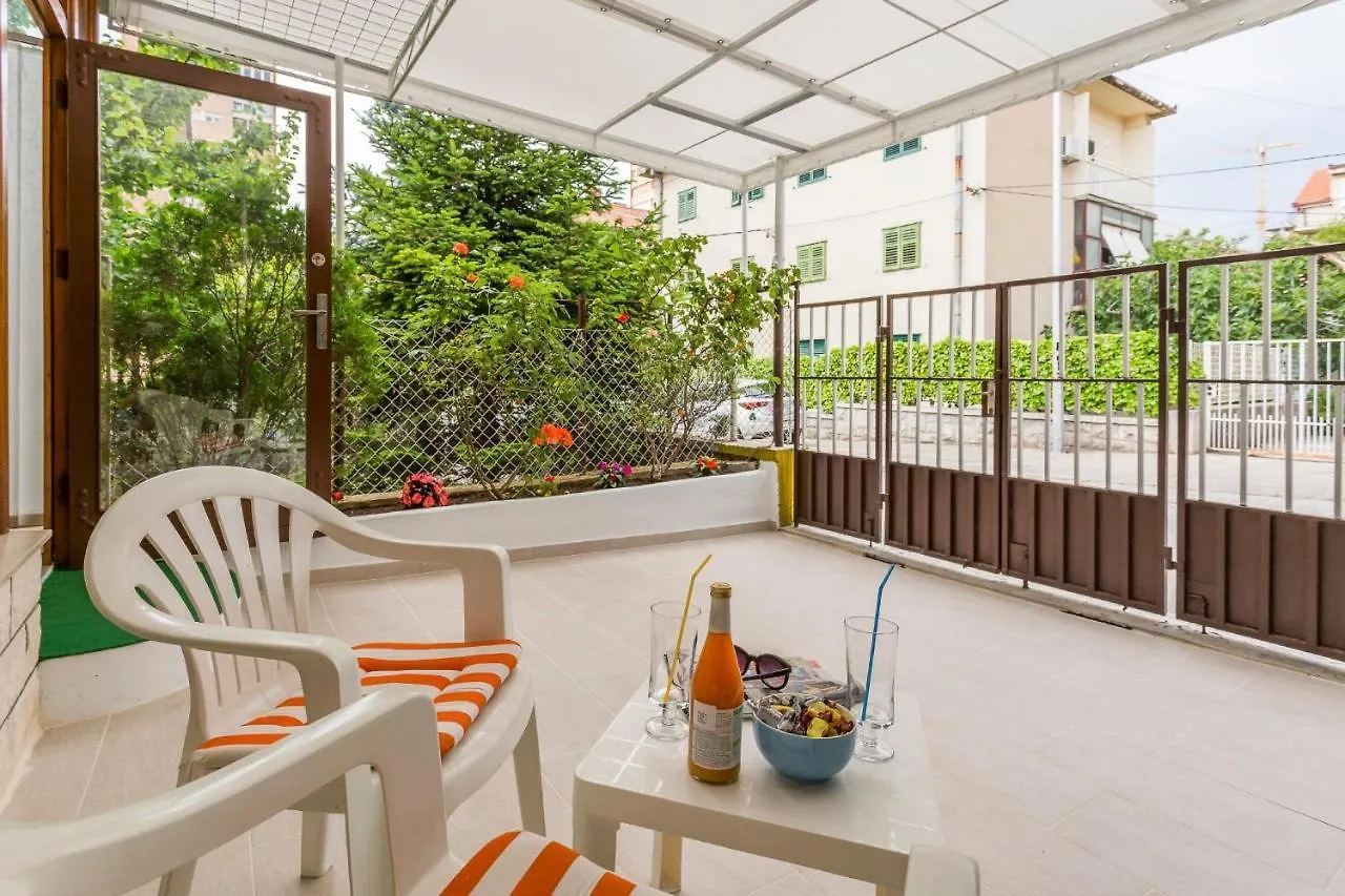 Comfortable Modern Studio With Shaded Patio Split