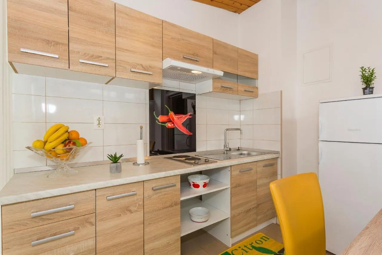Comfortable Modern Studio With Shaded Patio Split