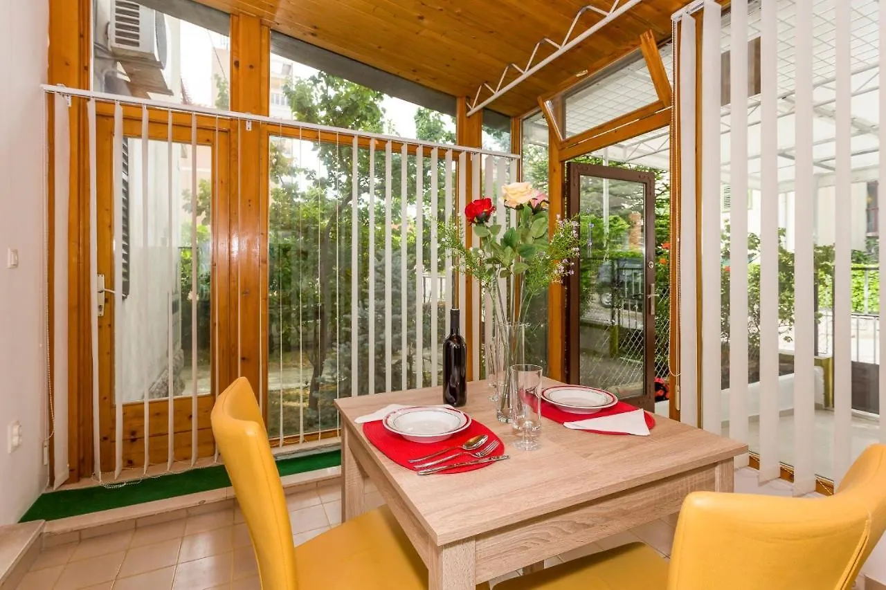 Comfortable Modern Studio With Shaded Patio Split 0*,